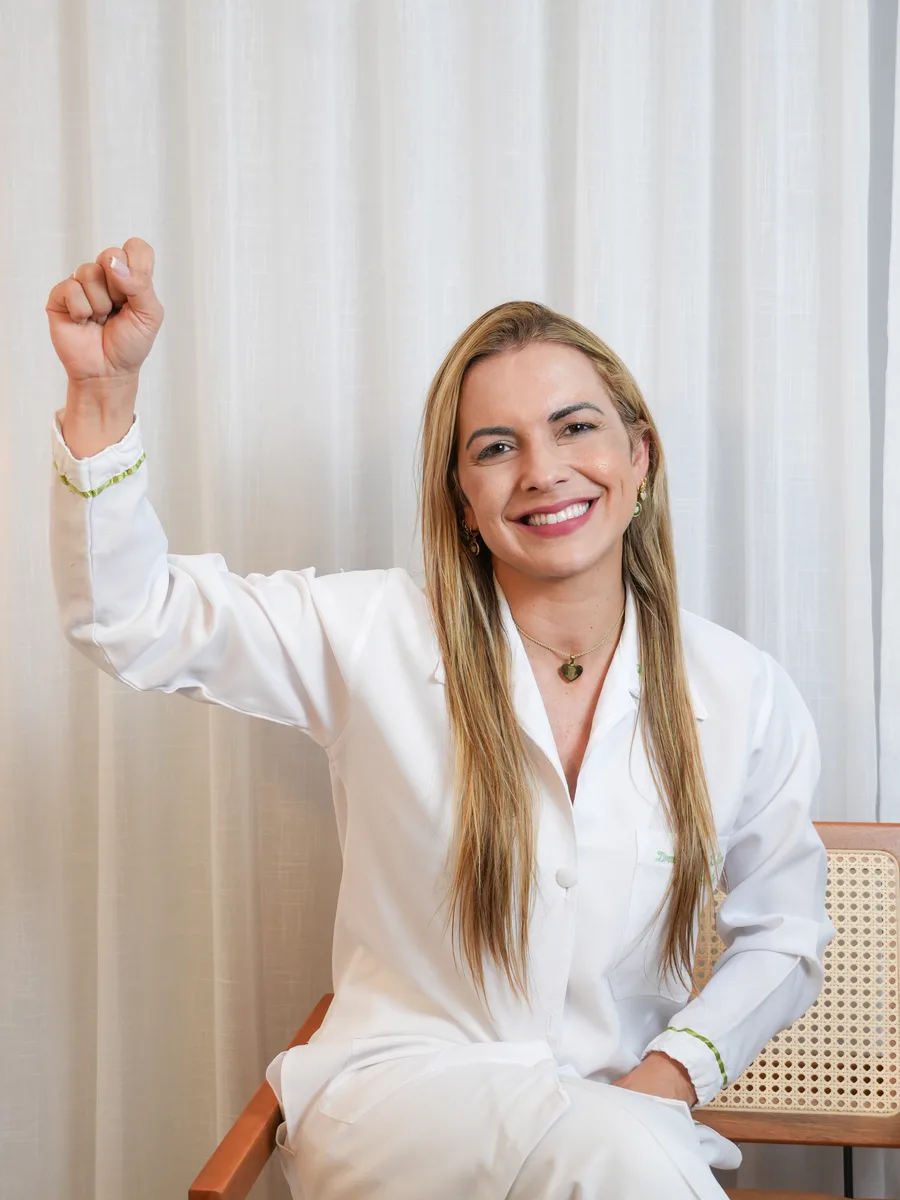 Talita sentada com o punho erguido